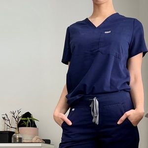 FIGS Catarina™ One-Pocket Scrub Top, Navy, Small (SHIPPING INCLUDED)